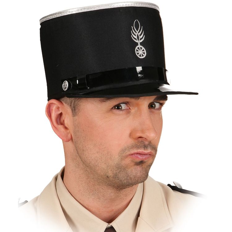 Mann mit schwarzer Polizeimüste auf dem Kopf seitlich von Vorne