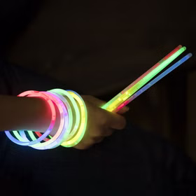 Knicklichter Leuchtarmbänder und Leuchtstäbe Anwendung Bunte Knicklichter als leuchtende Armbänder und Leuchtstäbe im Dunkeln für Party, Festival, Camping und Nachtwanderung bei Nacht.