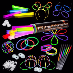 Knicklichter Party Box Leuchtzubehör im Dunkeln Leuchtendes Zubehör der Party Box auf schwarzem Hintergrund mit Brillen, Hasenohren, Base Caps, Armbändern und Strohhalmen.
