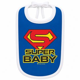 Lachendes Baby im Hochstuhl trägt blaues Lätzchen mit Motiv "Super Baby“ mit weißem Rand in gemütlicher Wohnumgebung.
