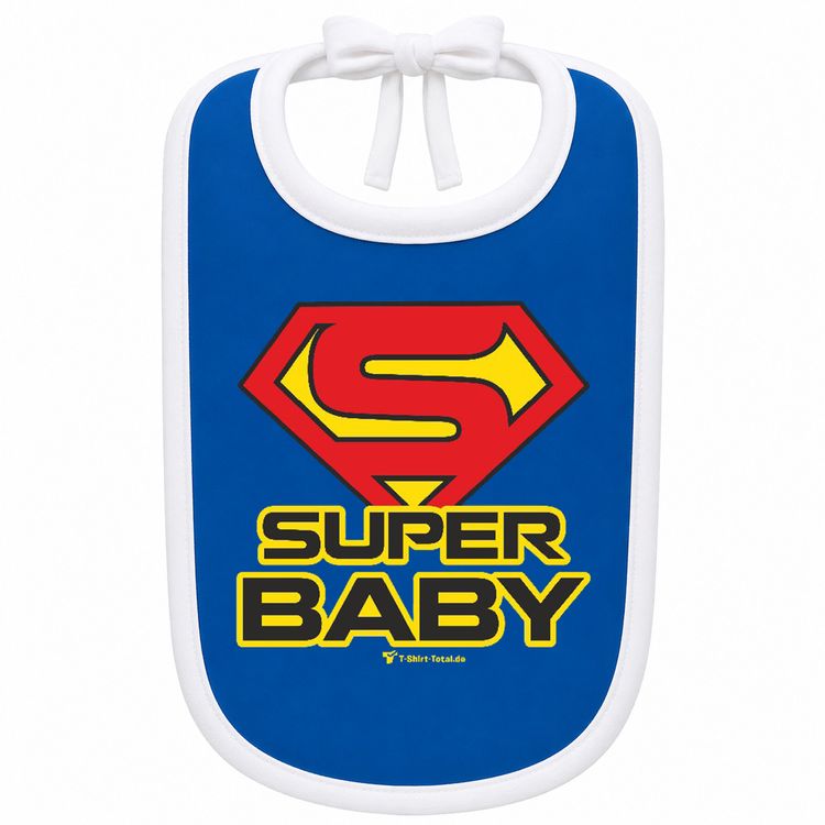 Lachendes Baby im Hochstuhl trägt blaues Lätzchen mit Motiv "Super Baby“ mit weißem Rand in gemütlicher Wohnumgebung.