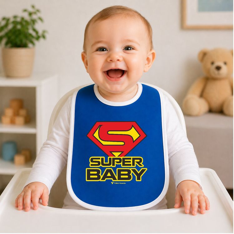 Lachendes Baby im Hochstuhl trägt blaues Lätzchen mit Motiv "Super Baby“ mit weißem Rand in gemütlicher Wohnumgebung.