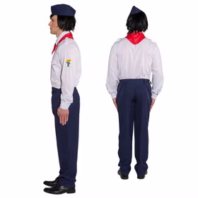 Detailansicht des Herrenkostüms von der Seite und von hinten, bestehend aus weißem Hemd, rotem Halstuch, blauer Hose und Mütze.