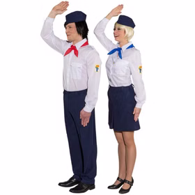 Zwei Personen im Jungpionier Kostüm im Partnerlook: weißes Hemd, farbiges Halstuch und blaue Uniformteile – ideal für DDR-Mottopartys und Gruppenkostüme.