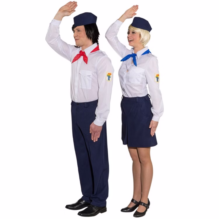 Jungpionier Kostüm Ostalgie DDR für Herren Gr. 46-56 blau weiß Fasching Karneval Mottoparty Paar- und Gruppenkostüm Zwei Personen im Jungpionier Kostüm im Partnerlook: weißes Hemd, farbiges Halstuch und blaue Uniformteile – ideal für DDR-Mottopartys und Gruppenkostüme.