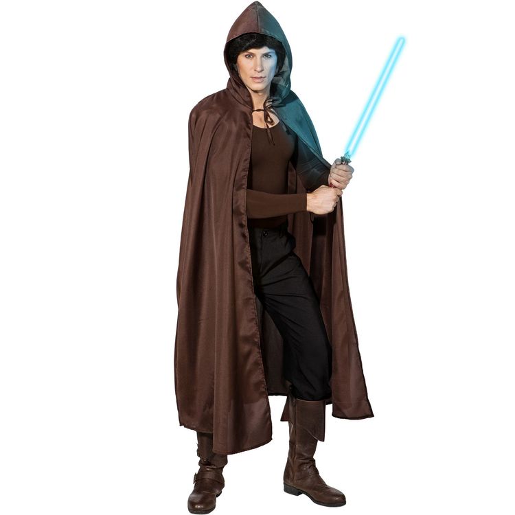 Mann mit einem langen braunen Umhang mit Kapuze von Vorne.