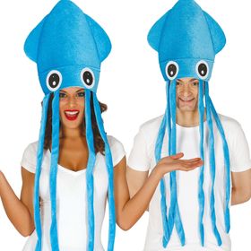 Frau und Mann tragen blaue Tintenfisch- bzw. Quallenhüte mit großen weißen Augen und langen Tentakeln. Beide lachen und posieren in weißen T-Shirts – die Tentakel hängen spielerisch herab.