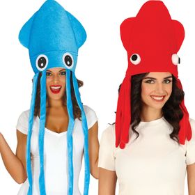 Frau und Mann tragen blaue Tintenfisch- bzw. Quallenhüte mit großen weißen Augen und langen Tentakeln. Beide lachen und posieren in weißen T-Shirts – die Tentakel hängen spielerisch herab.