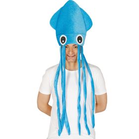 Frau und Mann tragen blaue Tintenfisch- bzw. Quallenhüte mit großen weißen Augen und langen Tentakeln. Beide lachen und posieren in weißen T-Shirts – die Tentakel hängen spielerisch herab.