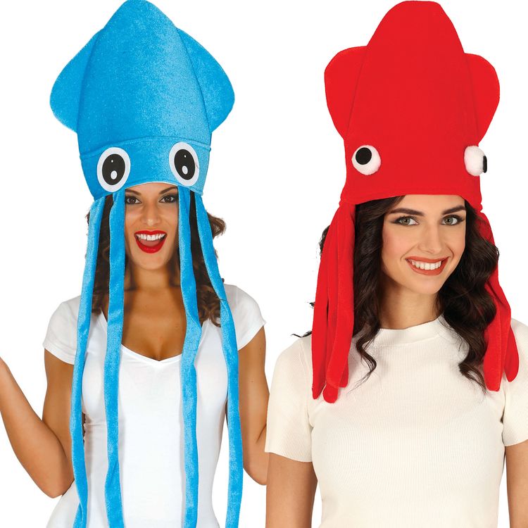 Frau und Mann tragen blaue Tintenfisch- bzw. Quallenhüte mit großen weißen Augen und langen Tentakeln. Beide lachen und posieren in weißen T-Shirts – die Tentakel hängen spielerisch herab.