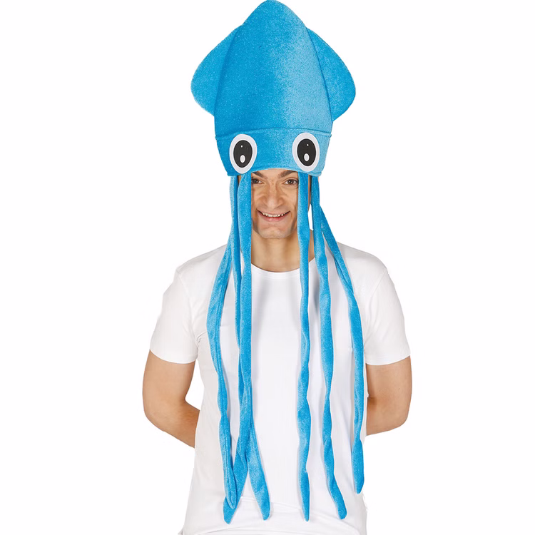 Tintentisch Hut Qualle blau für Erwachsene KW 60 cm Kostüm-Zubehör Tier-Hut Unisex für Damen & Herren Meerestier Unterwasser Fasching Karneval Mottoparty witziges Accessoire Mann trägt hellblauen Tintenfisch-Hut mit langen Tentakeln. Der Hut sitzt locker auf dem Kopf, die Augen sind groß und freundlich gestaltet.