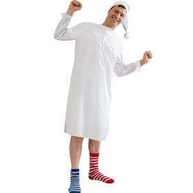 Zwei Erwachsene im Schlafwandler Kostüm mit weißem Nachthemd und Zipfelmütze, kombiniert mit bunten Ringelsocken