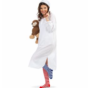 Zwei Erwachsene im Schlafwandler Kostüm mit weißem Nachthemd und Zipfelmütze, kombiniert mit bunten Ringelsocken