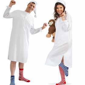 Zwei Erwachsene im Schlafwandler Kostüm mit weißem Nachthemd und Zipfelmütze, kombiniert mit bunten Ringelsocken