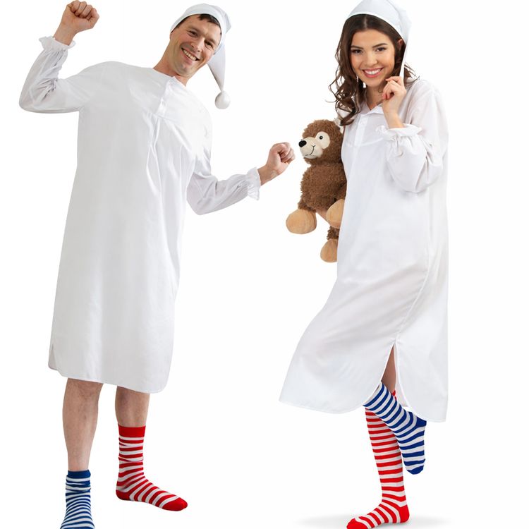 Zwei Erwachsene im Schlafwandler Kostüm mit weißem Nachthemd und Zipfelmütze, kombiniert mit bunten Ringelsocken