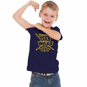 Schulanfang T-Shirt Kindergarten Das WARS Dunkelblau Navy mit Button für Kinder Gr. 110-140 Geschenkidee Zuckertüte ABC-Schütze Schulanfang T-Shirt Kindergarten Das WARS Dunkelblau Navy mit Button für Kinder getragen von einem Jungen der seinen Bizeps spannt und bereit für die Schule ist