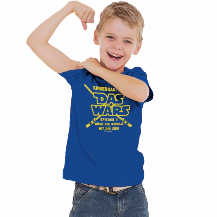 Schulanfang T-Shirt Kindergarten Das WARS Royalblau mit Button für Kinder Gr. 110-140 Geschenkidee Zuckertüte ABC-Schütze Schulanfang T-Shirt Kindergarten Das WARS Royalblau mit Button für Kinder getragen von einem Jungen der seinen Bizeps spannt und bereit für die Schule ist