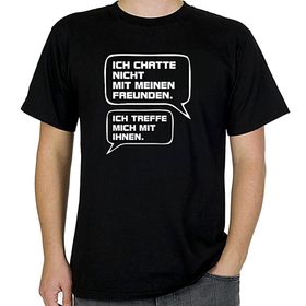 Schwarzes Herren T-Shirt mit weißem Schriftzug „Ich chatte nicht mit meinen Freunden. Ich treffe mich mit ihnen“ auf der Vorderseite.