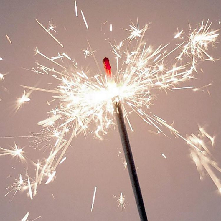 Wunderkerzen-Set für den Brautpaartanz Motiv Verliebte Eulen bestehend aus 40 Karten und 40 Wunderkerzen mit dem Brautpaar im Vordergrund und den Hochzeitsgästen im Hintergrund