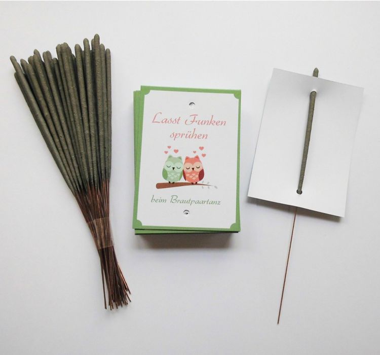 Wunderkerzen-Set für den Brautpaartanz Motiv Verliebte Eulen bestehend aus 40 Karten und 40 Wunderkerzen mit dem Brautpaar im Vordergrund und den Hochzeitsgästen im Hintergrund