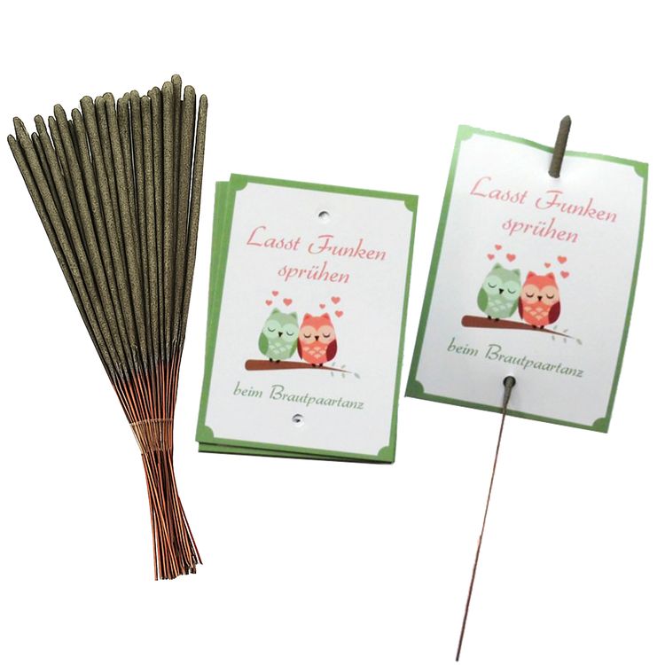 Wunderkerzen-Set für den Brautpaartanz Motiv Verliebte Eulen bestehend aus 40 Karten und 40 Wunderkerzen mit dem Brautpaar im Vordergrund und den Hochzeitsgästen im Hintergrund