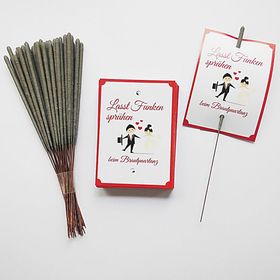 Wunderkerzen-Set für den Brautpaartanz bestehend aus 40 Karten und 40 Wunderkerzen mit dem Brautpaar im Vordergrund und den Hochzeitsgästen im Hintergrund