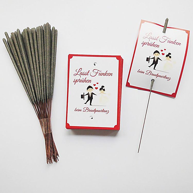 Wunderkerzen-Set für den Brautpaartanz bestehend aus 40 Karten und 40 Wunderkerzen mit dem Brautpaar im Vordergrund und den Hochzeitsgästen im Hintergrund