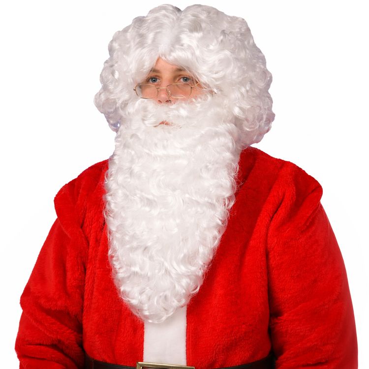 Erwachsener im Weihnachtsmann-Kostüm mit weißer lockiger Perücke und langem Bart, Detailaufnahme vor hellem Hintergrund.