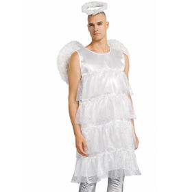 Herrenmodel trägt ein weißes Engel-Kleid aus Satin mit mehrlagigem Glitter-Tüll, kombiniert mit Engelsflügeln und Heiligenschein, vor weißem Hintergrund.