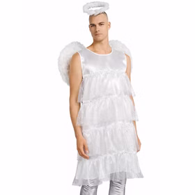 Herrenmodel trägt ein weißes Engel-Kleid aus Satin mit mehrlagigem Glitter-Tüll, kombiniert mit Engelsflügeln und Heiligenschein, vor weißem Hintergrund.