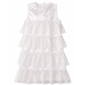 Herrenmodel trägt ein weißes Engel-Kleid aus Satin mit mehrlagigem Glitter-Tüll, kombiniert mit Engelsflügeln und Heiligenschein, vor weißem Hintergrund.