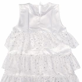 Herrenmodel trägt ein weißes Engel-Kleid aus Satin mit mehrlagigem Glitter-Tüll, kombiniert mit Engelsflügeln und Heiligenschein, vor weißem Hintergrund.