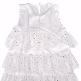 Rückansicht des weißen Engel-Kleids für Herren mit Satin-Rücken, kleinem Schlitz und Bindeband am Nacken sowie mehrlagigem Glitter-Tüllrock, vor weißem Hintergrund.