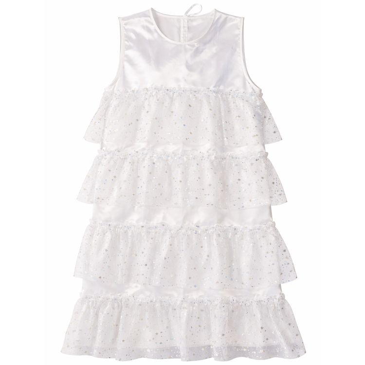 Herrenmodel trägt ein weißes Engel-Kleid aus Satin mit mehrlagigem Glitter-Tüll, kombiniert mit Engelsflügeln und Heiligenschein, vor weißem Hintergrund.