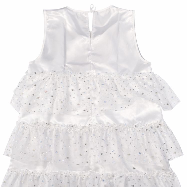 Herrenmodel trägt ein weißes Engel-Kleid aus Satin mit mehrlagigem Glitter-Tüll, kombiniert mit Engelsflügeln und Heiligenschein, vor weißem Hintergrund.