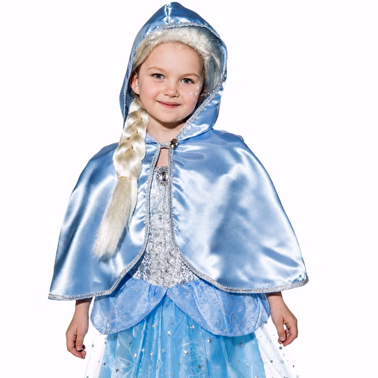 Prinzessinnen-Umhang Eiskönigin Hellblau Gr. 128/140 mit Kapuze Kostüm-Zubehör SALE Fasching Karneval Kindergeburtstag Mottoparty Rollenspiel Märchen Theater Kind trägt einen hellblauen Prinzessinnen-Umhang mit Kapuze, glänzendem Satinstoff und silberfarbener Borte zum Kostüm.