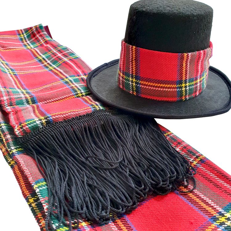 Rot-Grün karierter Schal mit schwarzen Fransen und daneben ein schwarzer Mini-Zylinder mit passender karierter Hutkrone von Vorn