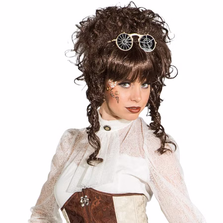 Braune Steampunk-Perücke mit Hochsteckfrisur und Locken Damenmodel trägt eine braune Steampunk-Perücke mit voluminöser Hochsteckfrisur, glattem Pony, geflochtener Strähne und seitlichen Locken.