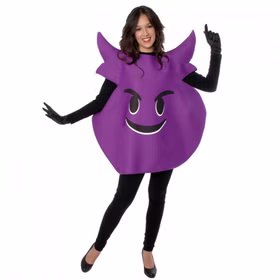 Frau im lila Emoji-Kostüm mit bösem Gesicht von Vorne.