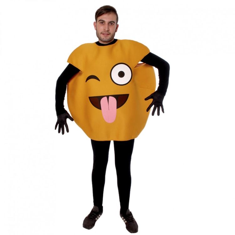 Mann in einer orangen Tunika mit Zwinkerndes Gesicht mit herausgestreckter Zunge von Vorne.